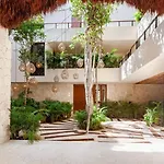 Encanto Luxe Jungle Apt 10Min Beachhot Tubking