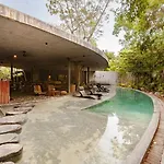 Encanto Luxe Jungle Apt 10Min Beachhot Tubking