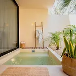 Muunek By Land Boutique Apartahotel