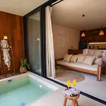 Muunek By Land Boutique 4*