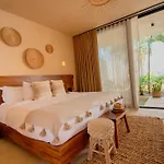 Muunek By Land Boutique