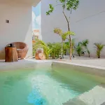 Muunek By Land Boutique Apartahotel