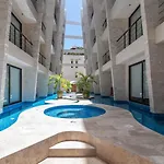 2 Bedroom With Direct Walk-Out To Pool, Sauna, And Gym