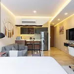 Brand New With King Bed And Rooftop Pool Apartment