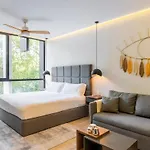 Brand New With King Bed And Rooftop Pool Apartment *