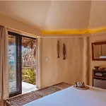 Hotel Amana , Front *