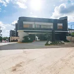 1 Bedroom Apartment With Beach Club Included