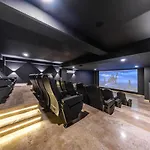Luxury Stay Private Pool And Movie Theater Retreat