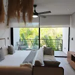 Enmedio De La Zona Hotelera Y El Centro *