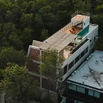 Jungle Retreat, Sleeps 10 Comfortably, Rooftop Pool