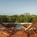Jungle Retreat, Sleeps 10 Comfortably, Rooftop Pool * Tulum