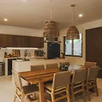 Jungle Retreat, Sleeps 10 Comfortably, Rooftop Pool