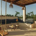 Jungle Retreat, Sleeps 10 Comfortably, Rooftop Pool *