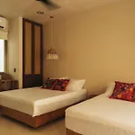 Jungle Retreat, Sleeps 10 Comfortably, Rooftop Pool Apartamento