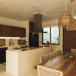 Apartamento Jungle Retreat, Sleeps 10 Comfortably, Rooftop Pool *