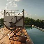 Jungle Retreat, Sleeps 10 Comfortably, Rooftop Pool