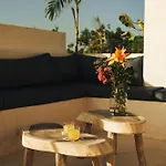 Jungle Retreat, Sleeps 10 Comfortably, Rooftop Pool Apartamento
