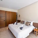 Mistiq - Modern 2br Oasis In With Pool & Chic Design *