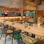 Moxy 3*