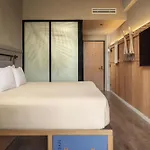 Moxy 3*