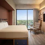 Hotel Moxy 3*