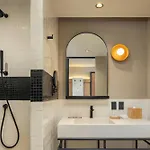 Moxy 3*
