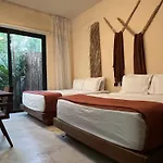 Enchanting 4Br Villaδ Pool& Rooftopδprime Location