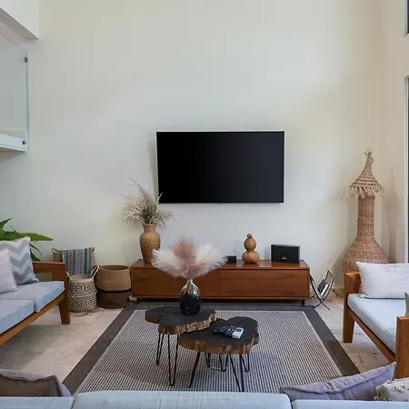 Spectacular 4br Style With Concierge And Secluded Pool