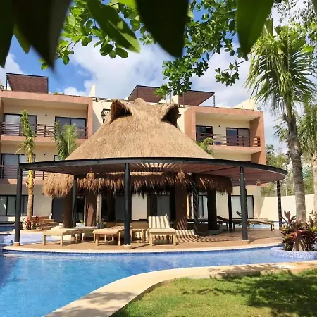 Apartment Hideaway With Penthouse Pool And Jungle *