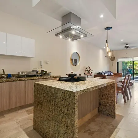 Tropical Elegance: Luxurious With Pool View Apartment *