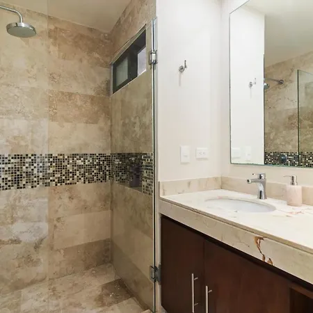 Tropical Elegance: Luxurious With Pool View Apartment