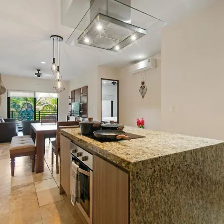Apartment Tropical Elegance: Luxurious With Pool View *