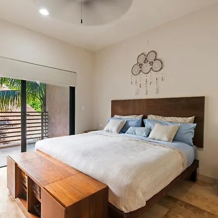 Tropical Elegance: Luxurious With Pool View Apartment