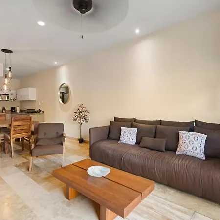 Apartment Tropical Elegance: Luxurious With Pool View