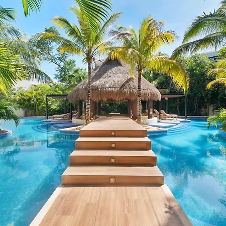 Apartment Tropical Elegance: Luxurious With Pool View *