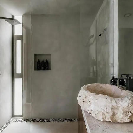 Mar Y Miel Noir Modern Apartment