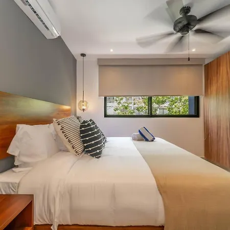 2 Bd With Private Balcony, Pool View, Gym Holiday home *