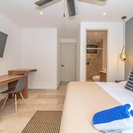 2 Bd With Private Balcony, Pool View, Gym Holiday home