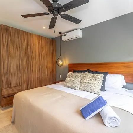 2 Bd With Private Balcony, Pool View, Gym Holiday home