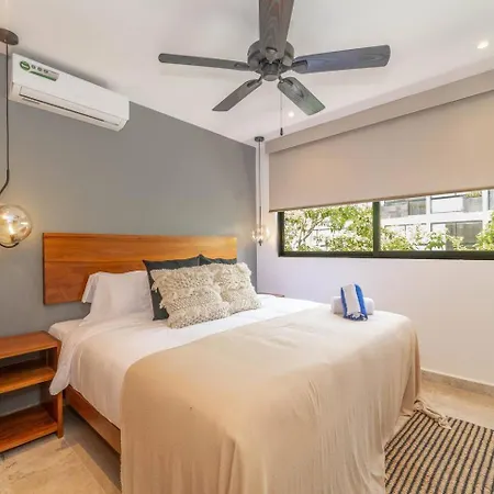 2 Bd With Private Balcony, Pool View, Gym Holiday home *