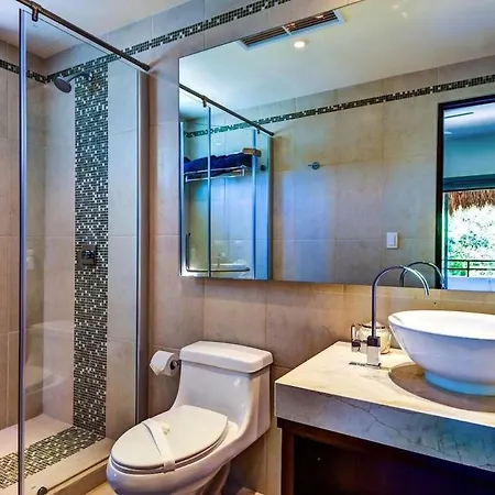Jungle Paradise Ph W/ Private Terrace & 2 Jacuzzis Holiday home *