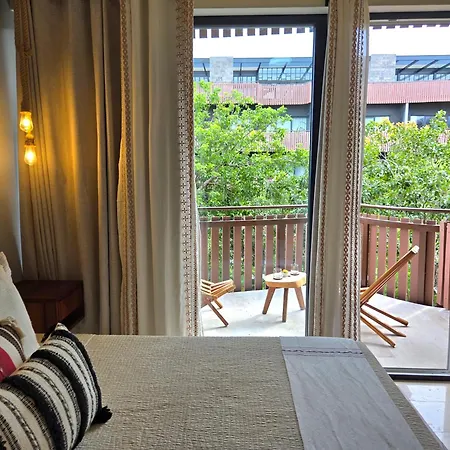 Apartment 1br - Sea View Rooftop Pools Steps To & Jaguar Park