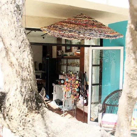 Revoleco Hostel *