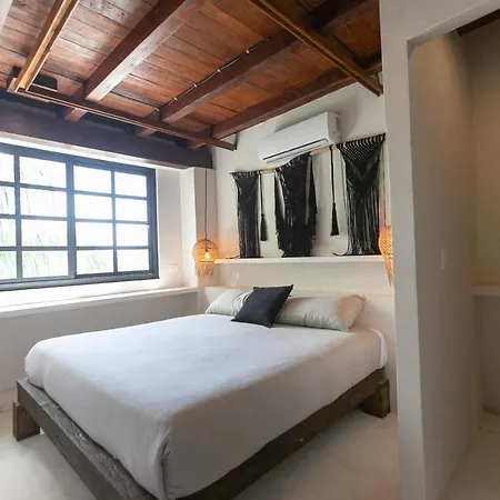 Mohave Jungle Hotel 2*