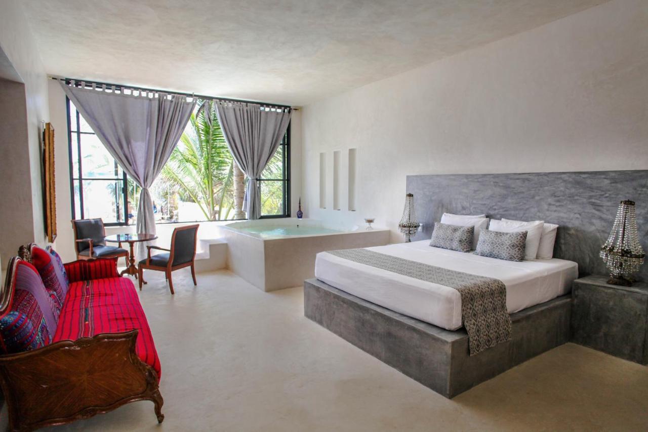 Lamar Front And Pool Tulum