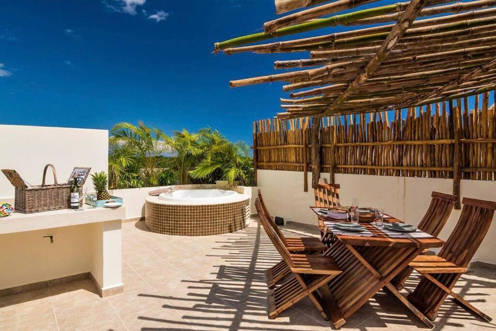 Spacious Penthouse With Private Rooftop In Gated Community Apartamento