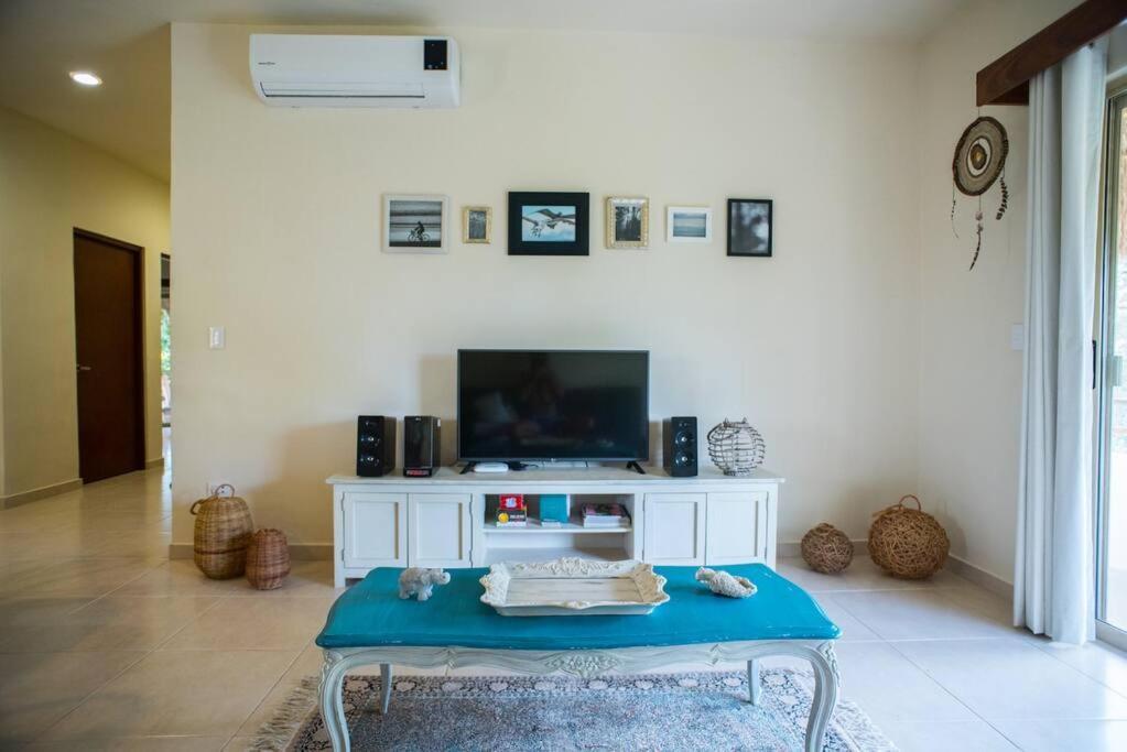 Spacious Penthouse With Private Rooftop In Gated Community *