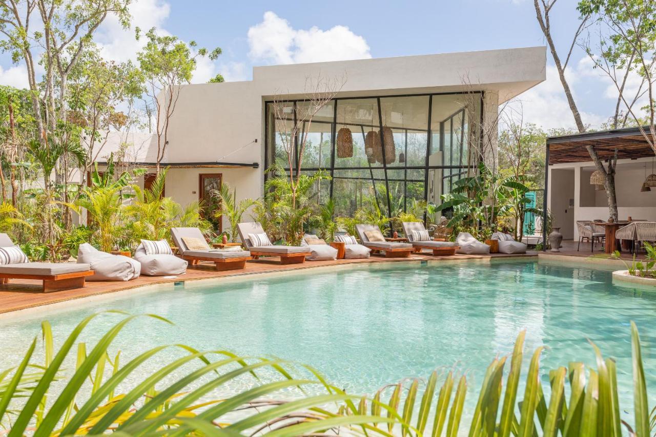 Jade Hotel