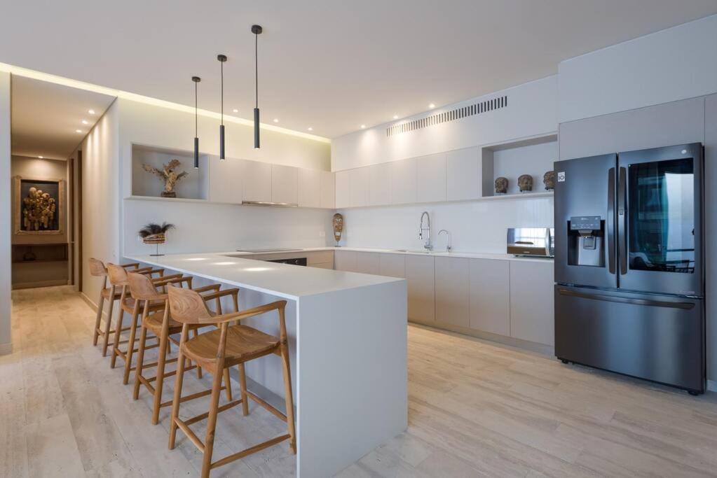 Beyond Amazing 3bd 2br/ Balcony Apartment