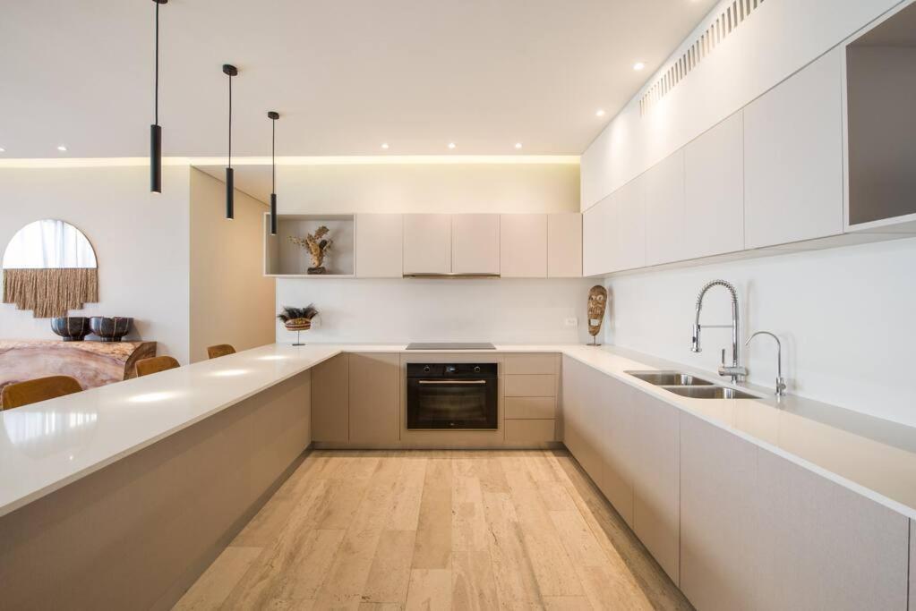 Beyond Amazing 3bd 2br/ Balcony